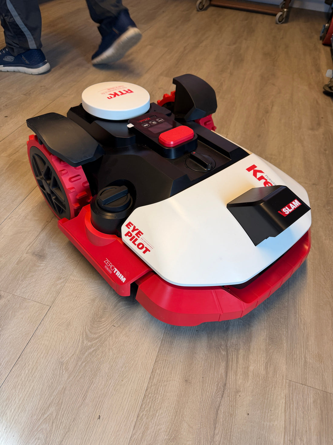 Kress Eyepilot 260E Mähroboter der Serie 2026 mit EyePilot und vSLAM Technologie im Smartgarden Showroom von smartgarden gmbh