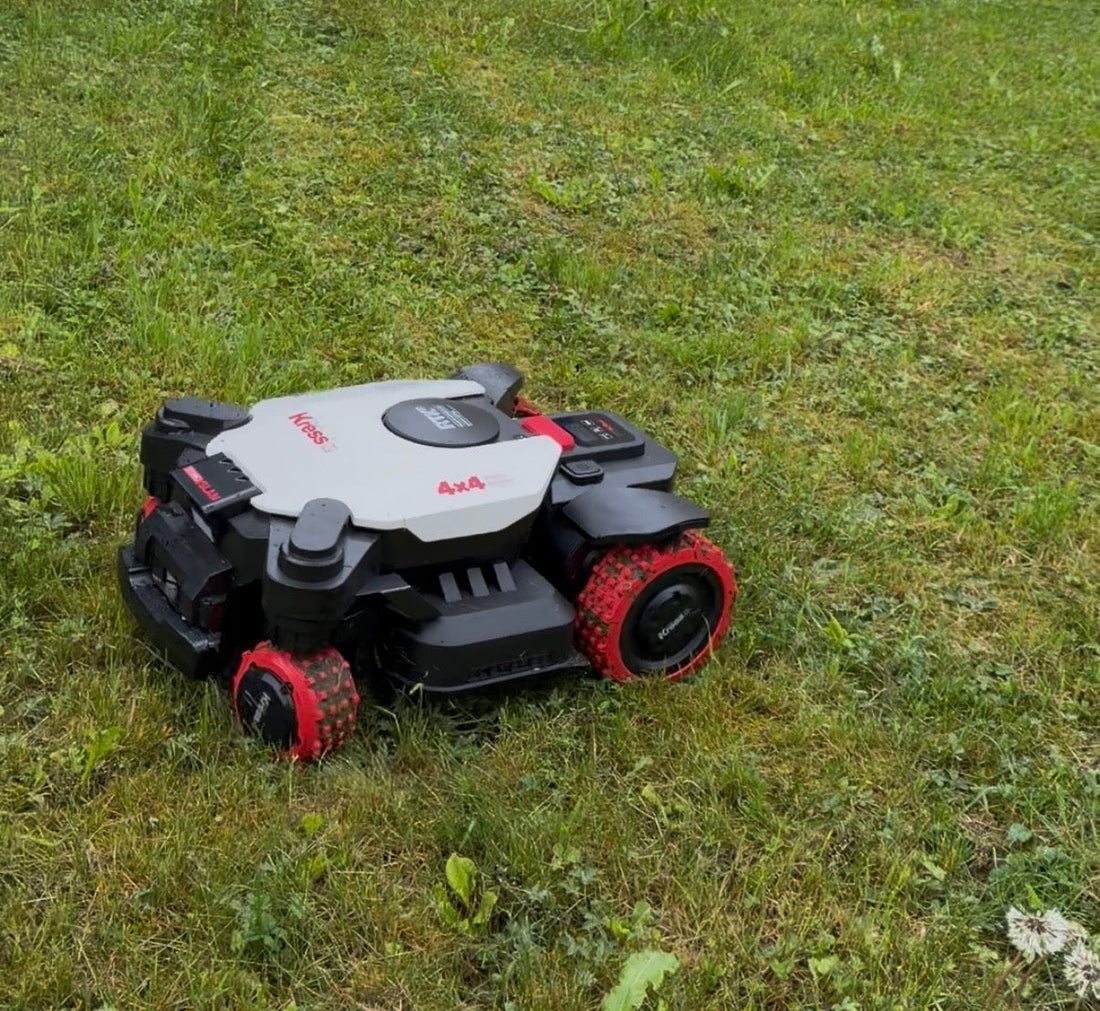 Kress KR281E Mähroboter mit Allrad-Antrieb mäht eine extreme Rasen-Böschung mit bis zu 84 Prozent Steigung dank Eyepilot Technologie.