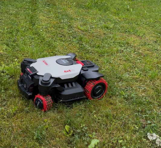 Kress KR281E Mähroboter mit Allrad-Antrieb mäht eine extreme Rasen-Böschung mit bis zu 84 Prozent Steigung dank Eyepilot Technologie.