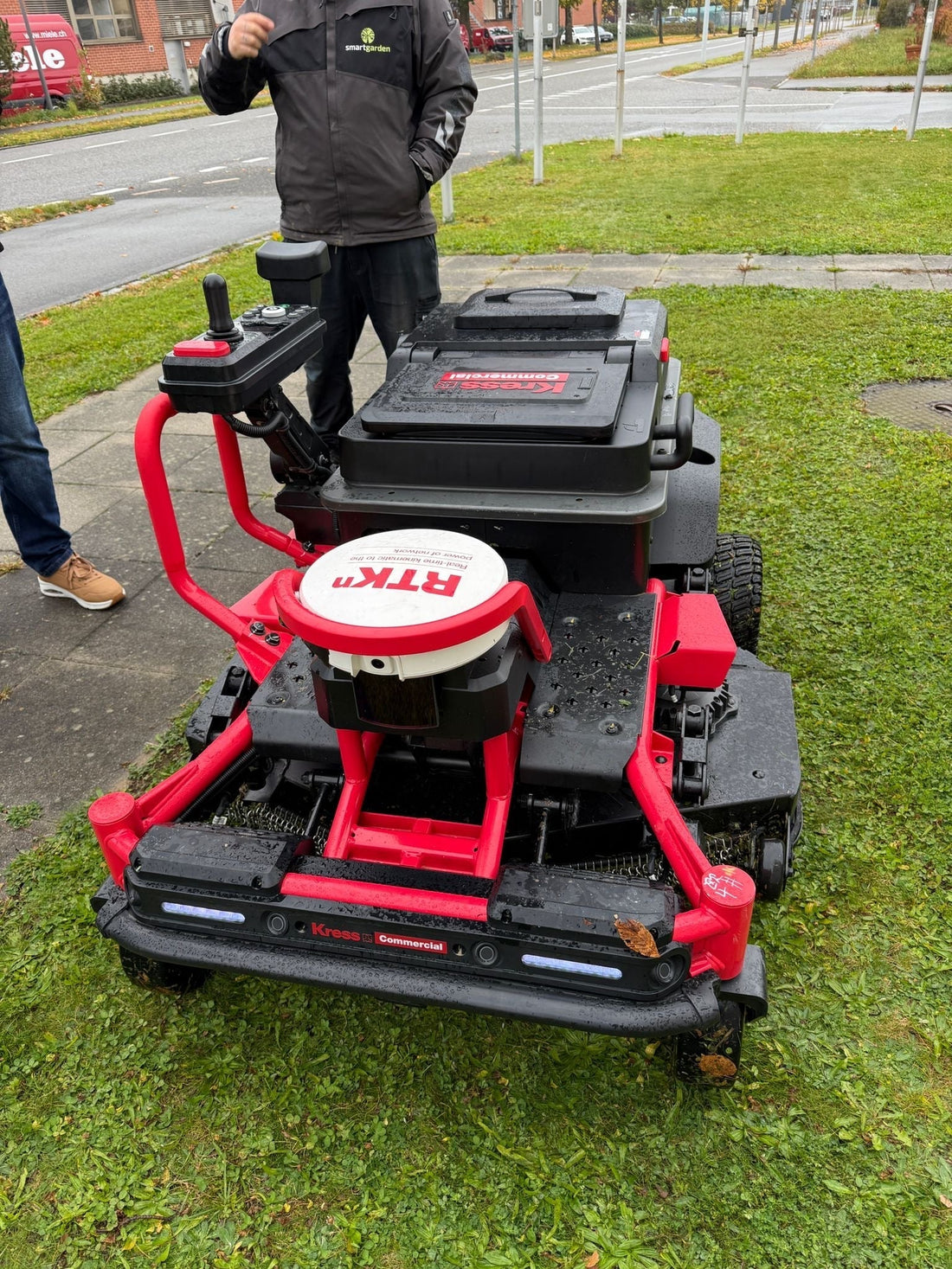Kress RTKn Voyager Commercial Mähroboter bei Live-Demonstration im Außenbereich – RTK-gesteuertes Profi-Rasenmähsystem ohne Begrenzungskabel