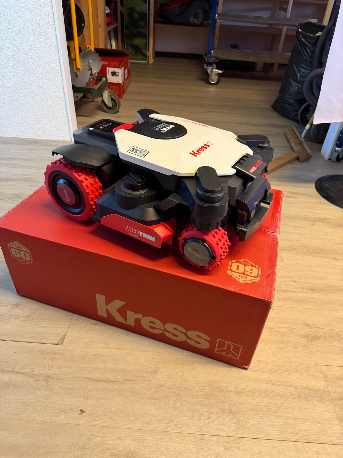 Der neue Kress Eyepilot AWD 281E (2026) im smartgarden Showroom frisch ausgepackt mit sichtbarem ZeroTrim-Mähwerk, EyePilot System und vSLAM-Kamera. Alles gesteuert mit RTK Navgation